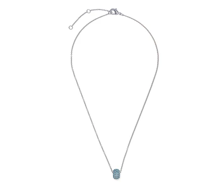 Nahaufnahme einer silberfarbenen Halskette mit einem kleinen, ovalen Anhänger mit blauen Akzenten.
