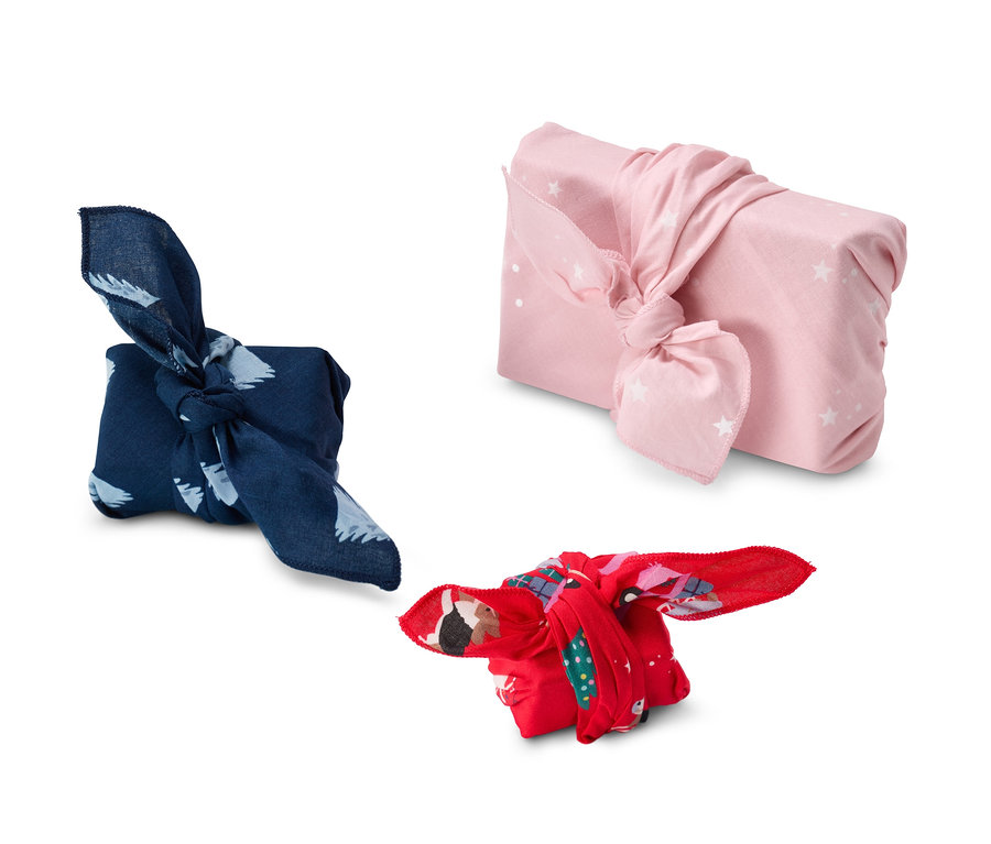 Geschenke verpackt in Stoff-Geschenkpapier in verschiedenen Farben und Mustern.