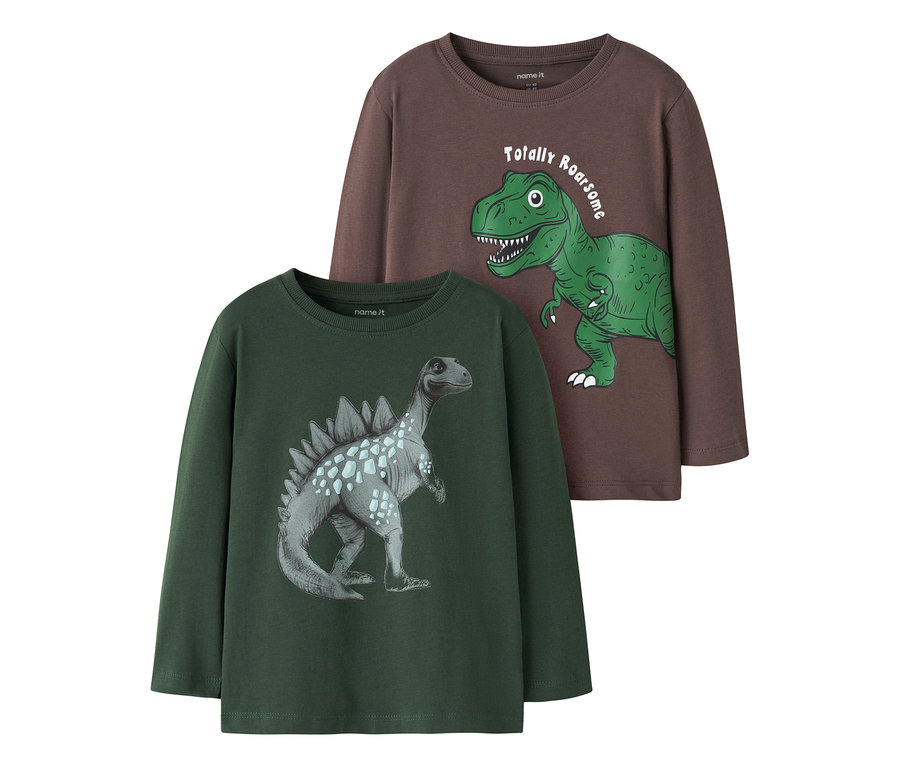 Dunkelbraunes Langarmshirt mit grünem T-Rex und "Totally Roarsome" Schriftzug, über einem dunkelgrünen Langarmshirt mit grauem Dinosaurier.