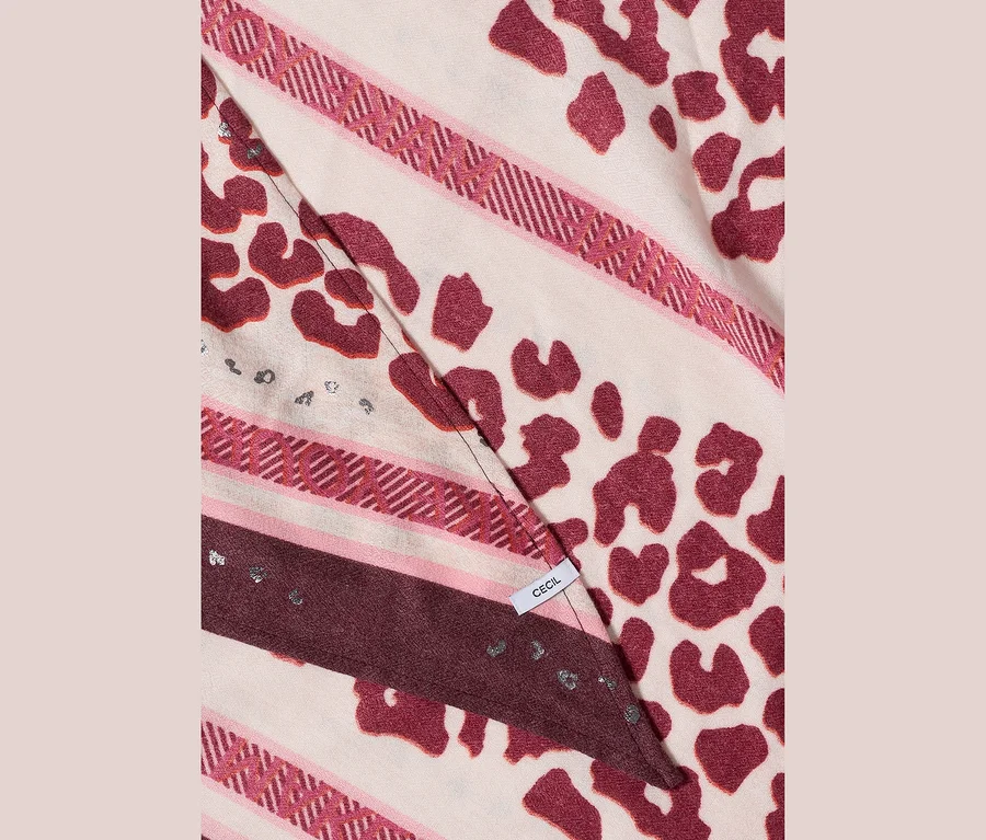Nahaufnahme eines gefalteten CECIL Dreieckstuchs mit dunkelrotem Leopardenmuster, rosa und bordeauxfarbenen Streifen sowie silbernen Glitzerdetails.