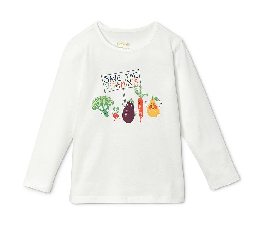 Weißes Langarmshirt mit Cartoon-Gemüse, das ein Schild mit der Aufschrift „Save the Vitamins“ hält.