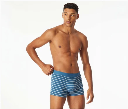 Mann zieht leicht am Bund einer blau-weiß gestreiften SCHIESSER Slipboxer.