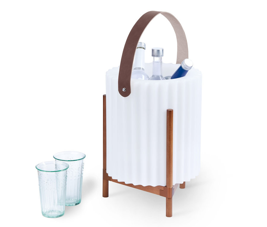 Ein Lichtlautsprecher mit Flaschenkühler vor einem weißen Hintergrund. Flaschen sind im Inneren sichtbar.