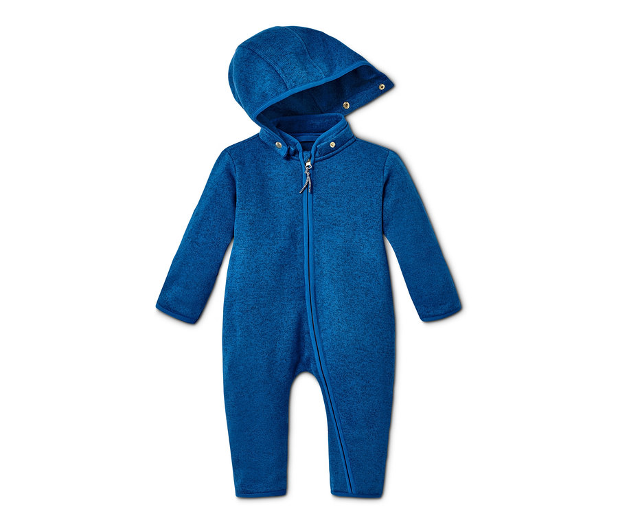 Blauer Strickfleece-Einteiler mit Kapuze mit recyceltem Material.