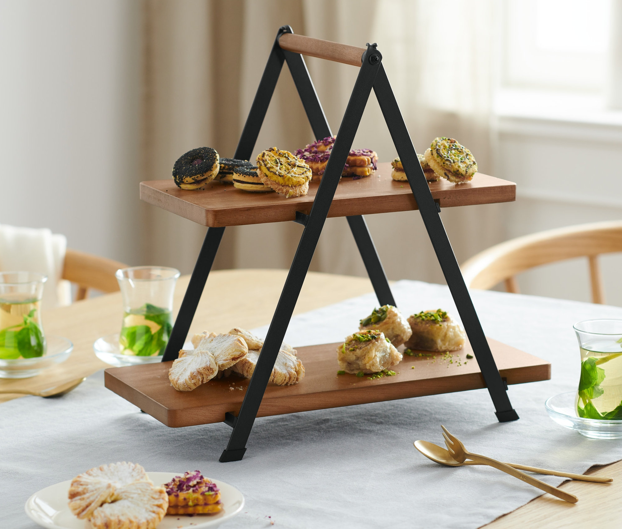 Etagere mit Gebäck auf einem Tisch.