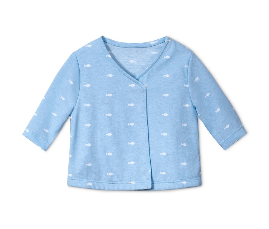 Eine blaue Baby Baumwoll-Wickeljacke mit weissen Fischen, aus einem 2er Set.