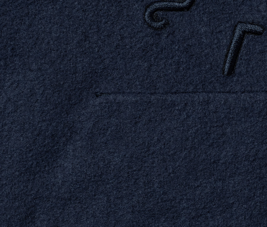 Detailansicht eines dunkelblauen Hoodies.