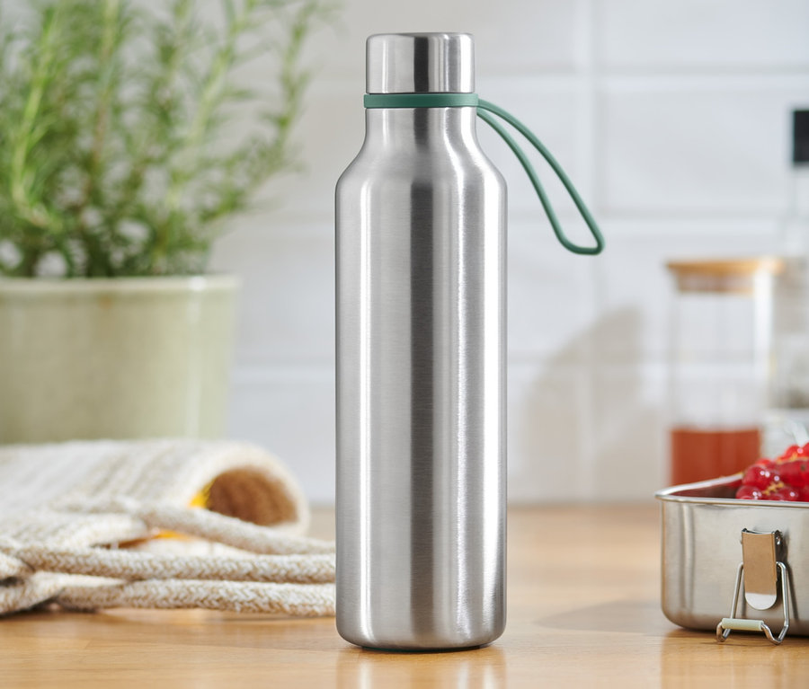 Eine Edelstahl-Isolier-Trinkflasche mit Haltegriff steht auf einer Holzoberfläche.