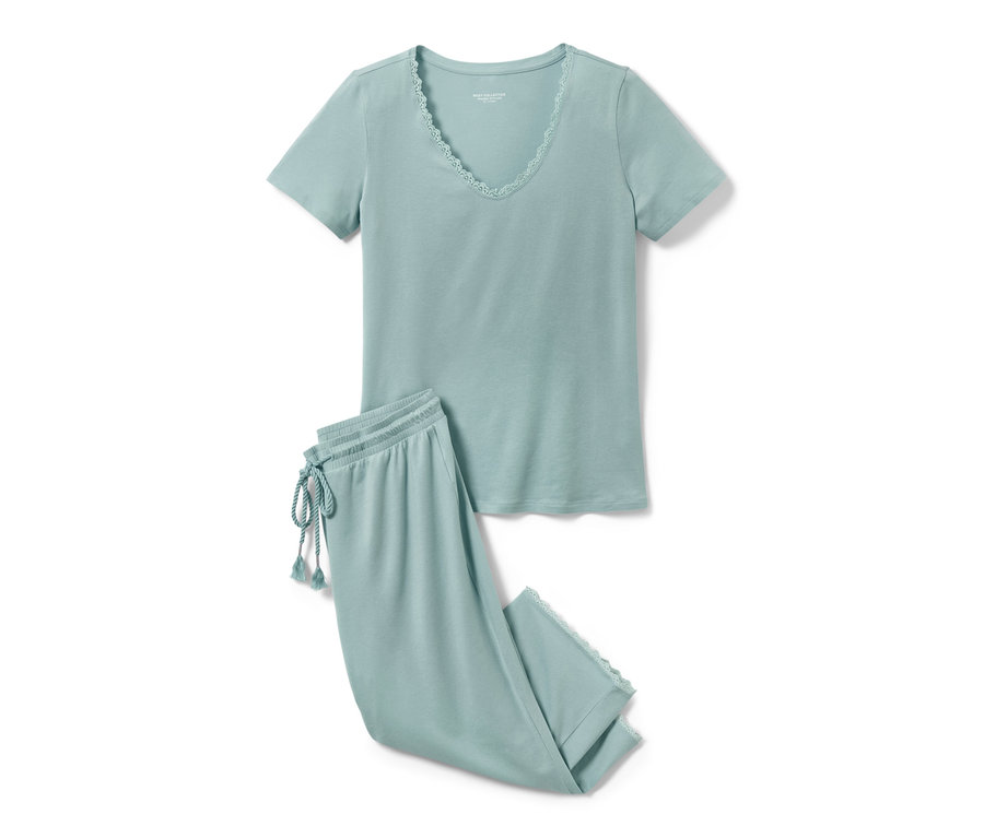 Ein hellblauer 3/4-Pyjama mit Spitze am Shirt und an der Hose.