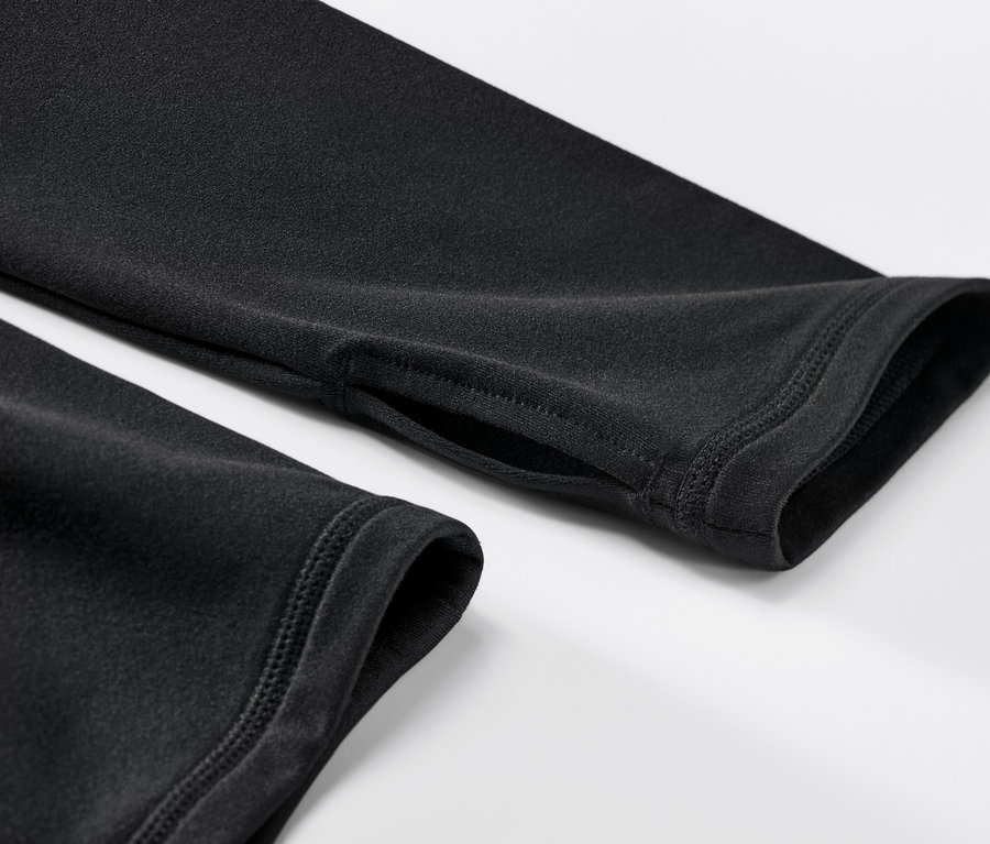 Detailansicht eines schwarzen Thermo-Funktionsshirts mit Daumenloch.
