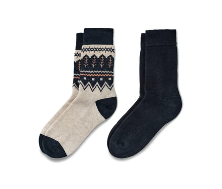 Zwei Paar Thermosocken. Ein Paar ist beige mit einem Muster aus Bäumen, das andere Paar ist dunkelblau.