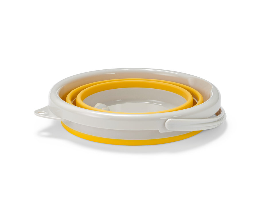 Ein faltbarer Putzeimer im zusammengeklappten Zustand.