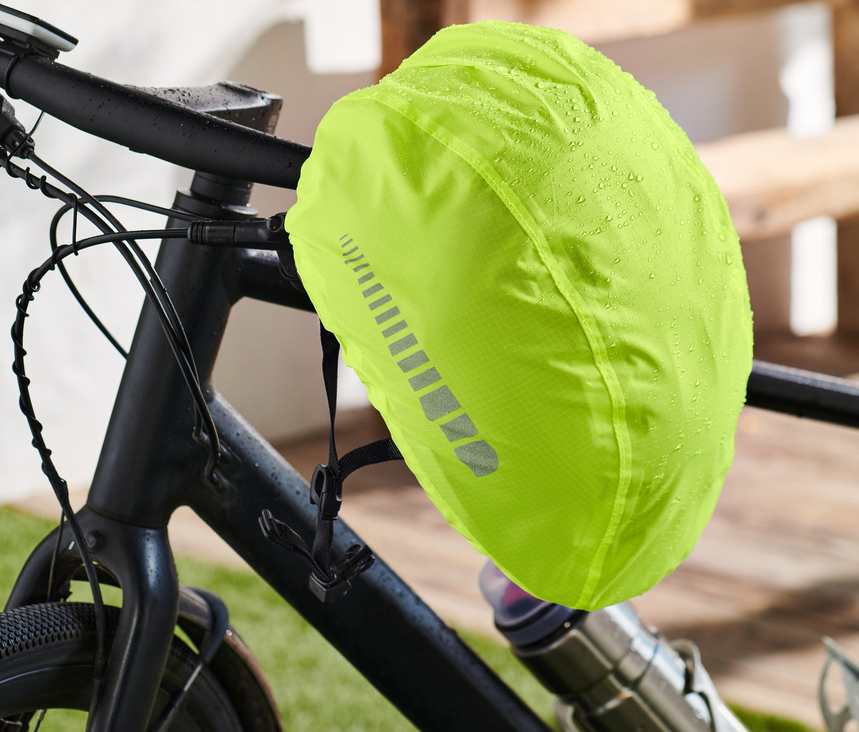 Neongelber Fahrradhelm-Überzug auf einem Fahrrad.