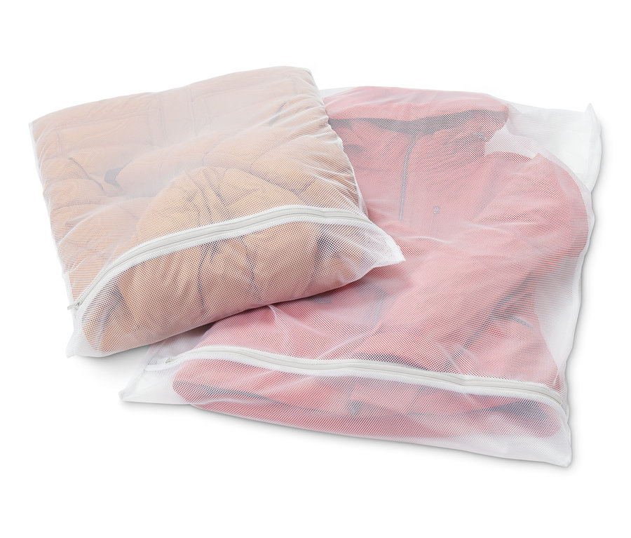 Zwei XL-Wäschenetze, gefüllt mit Kleidung.