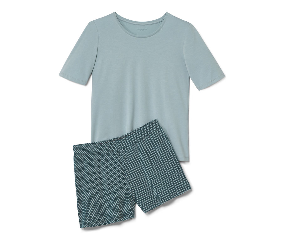 Ein Shorty-Pyjama, bestehend aus Shorts mit Alloverprint und einem hellblauen Kurzarm-T-Shirt, liegt auf einem weißen Hintergrund.