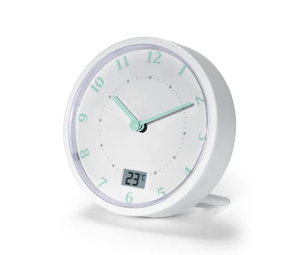 Eine weiße Badwanduhr mit aquamarinfarbenen Zeigern und Ziffern zeigt 10:10 und 23 Grad Celsius.