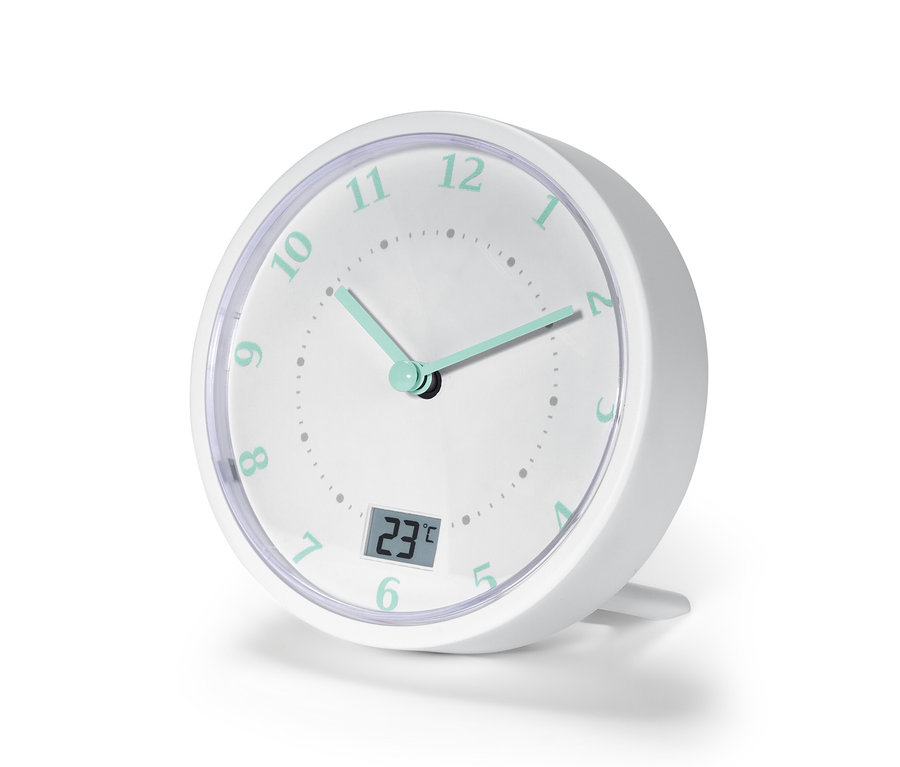 Eine weiße Badwanduhr mit aquamarinfarbenen Zeigern und Ziffern zeigt 10:10 und 23 Grad Celsius.