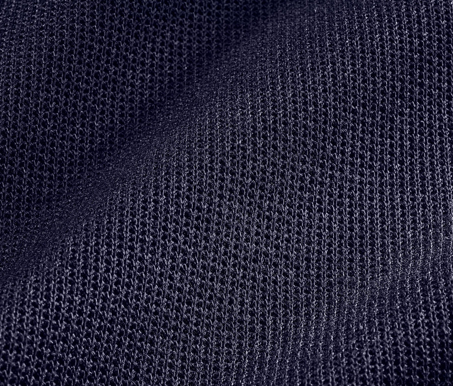 Detailaufnahme eines strukturierten, dunkelblauen Shirts.