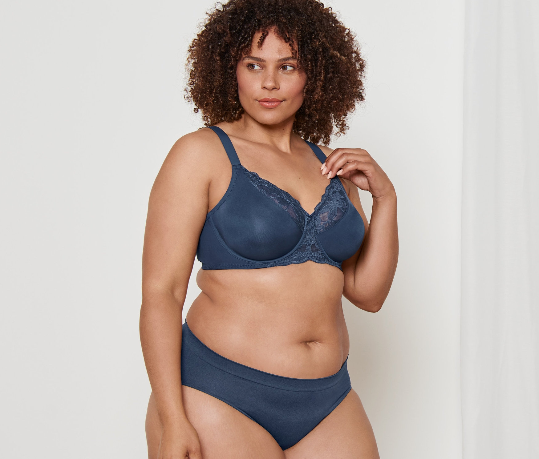 Frau posiert in blauem Minimizer-BH.