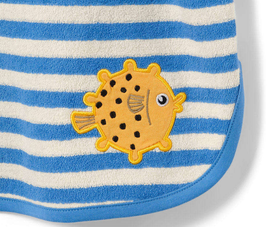 Detailansicht eines Kinder-Frottierponchos mit blau-weißen Streifen und gelber Fischapplikation.