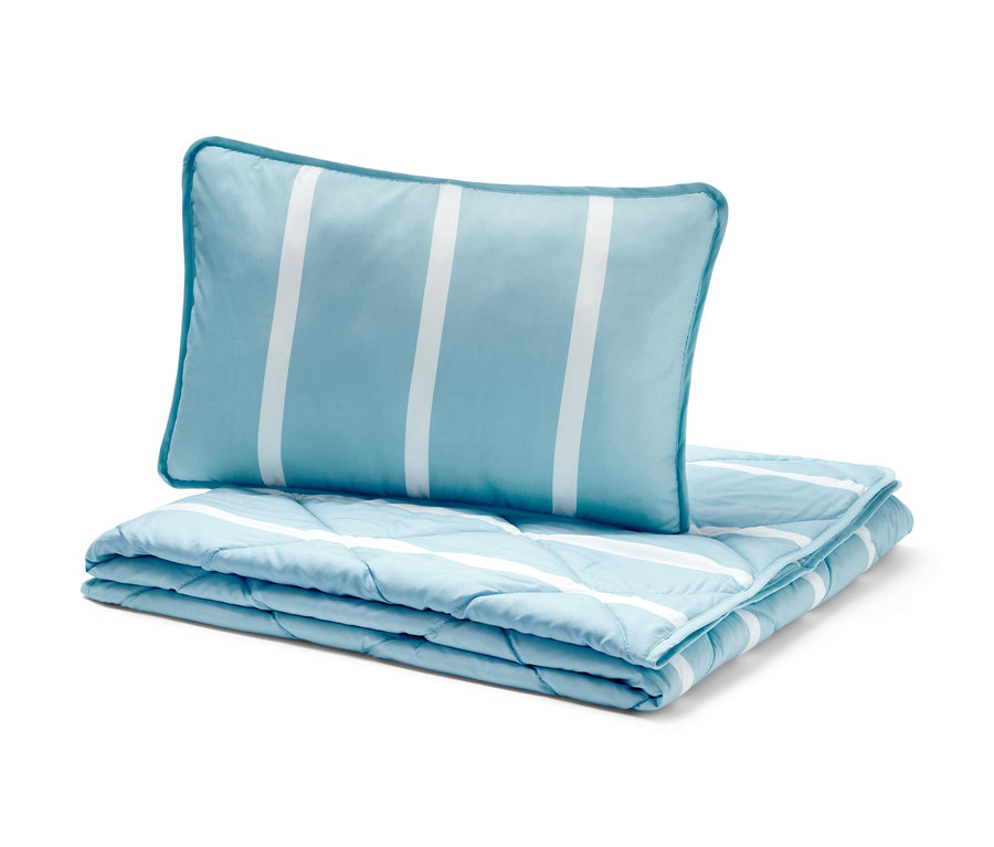 Ein Reise-Bettenset mit blau-weiß gestreiftem Muster.