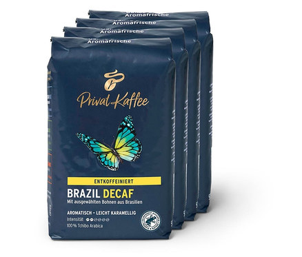 Vier Packungen Tchibo Privat Kaffee Brazil Decaf stehen hintereinander.