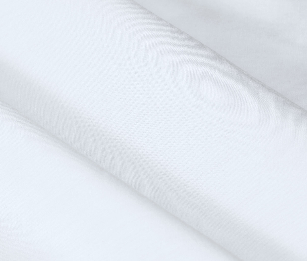 Detailaufnahme eines weißen Stoffes mit leichten Falten.