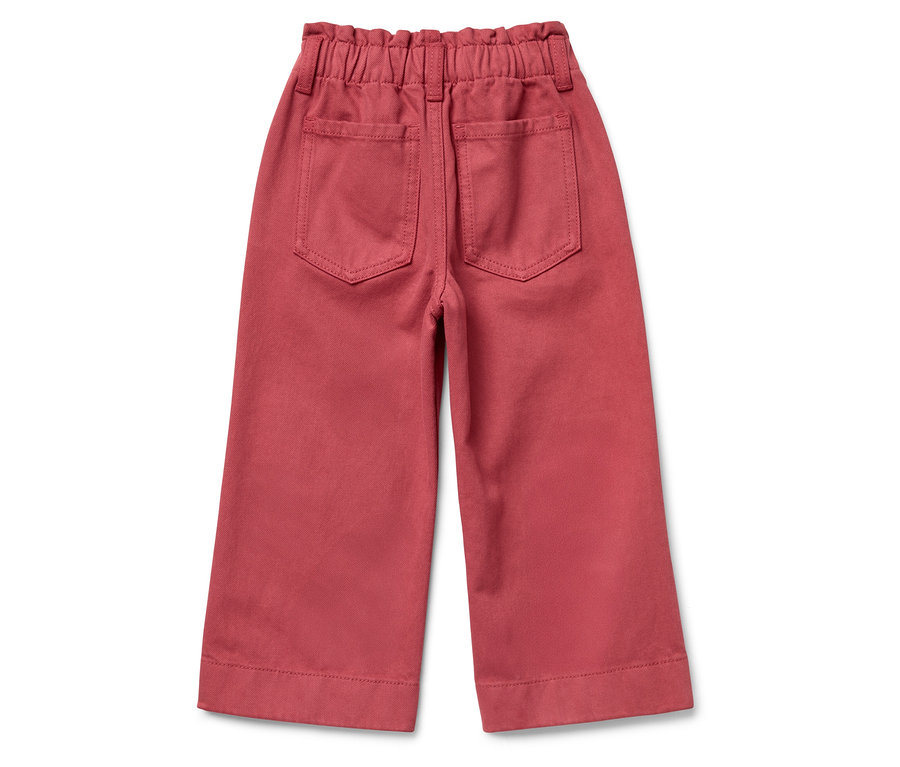 Detailansicht von hinten einer rosafarbenen Kinderhose mit Gummibund und zwei Gesäßtaschen.