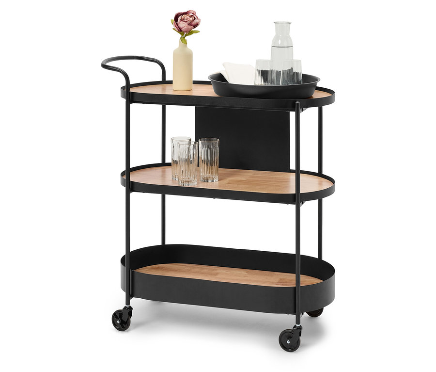 Ein schwarzer Barwagen mit drei Regalen aus braunem Holz, auf dem obersten Regal eine Vase mit einer Blume, eine Wasserkaraffe und Gläser.