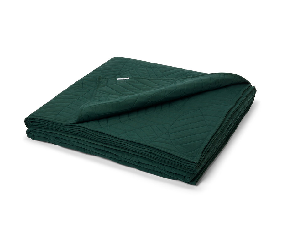 Ein dunkelgrüner, gesteppter Bettüberwurf, 230 x 250 cm, liegt gefaltet.