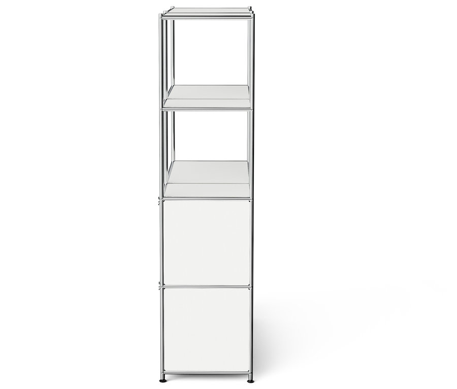 Hohes Aufbewahrungsregal mit zwei offenen Regalen über zwei weißen Schränken.