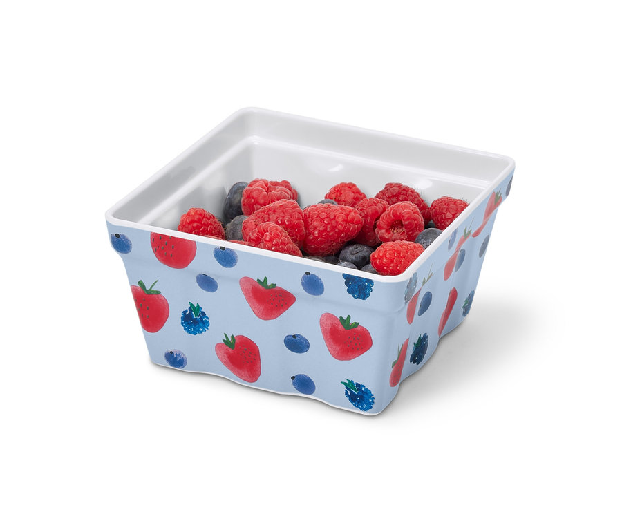 Eine Erdbeerschale gefüllt mit Himbeeren und Blaubeeren.