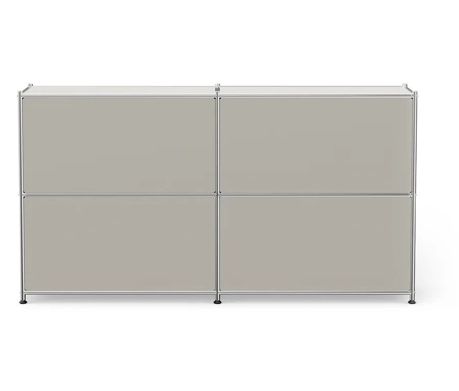 Quadratischer Schrank mit vier hellbraunen Paneelen in einem Chromrahmen.
