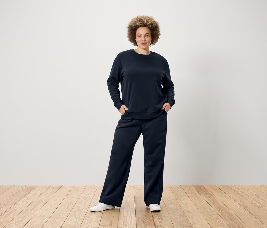 Frau posiert in dunkelblauer Sweathose.