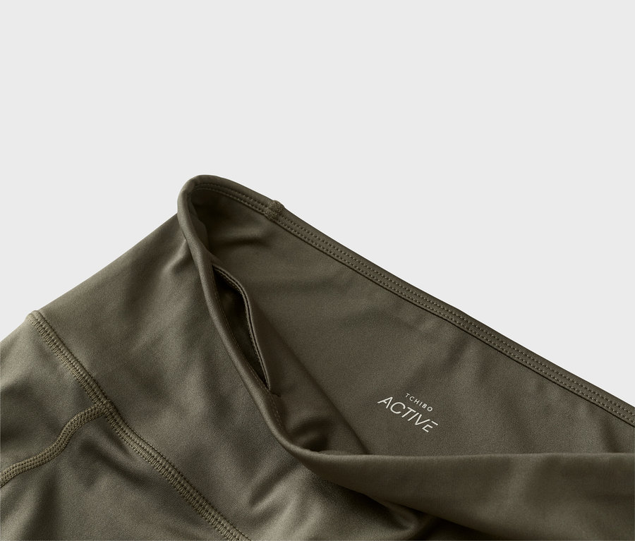 Nahaufnahme von olivgrünen Tchibo Active Leggings mit Tasche.
