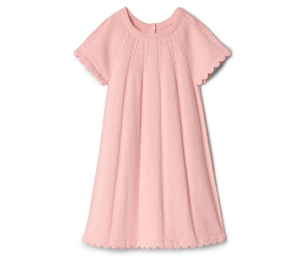 Ein rosa Kleid mit kurzen Ärmeln und gewelltem Saum liegt auf einem weißen Hintergrund.