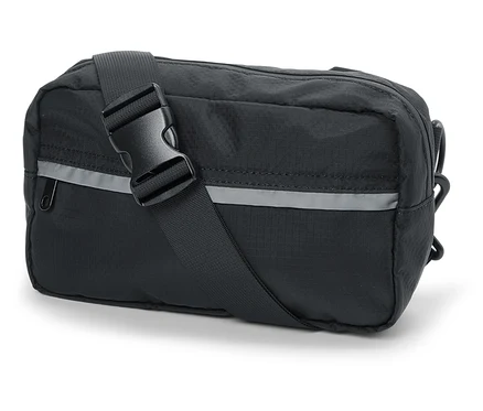 Schwarze Gürteltasche mit verstellbarem Riemen und reflektierendem Streifen.