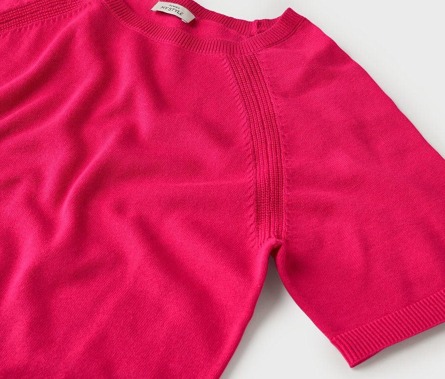 Nahaufnahme eines pinken Strickpullovers mit kurzen Ärmeln.