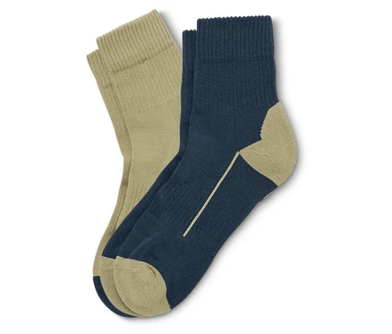 Ein Paar Socken, eine beige und eine marineblaue mit beigen Details, liegen übereinander.