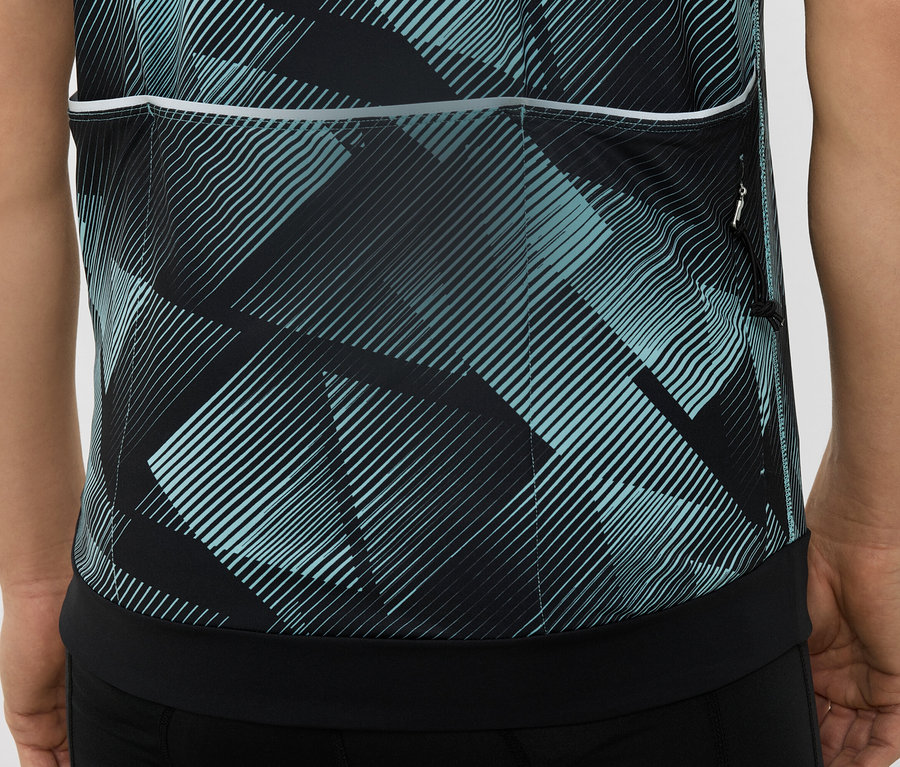 Nahaufnahme der Rückseite eines Radsporttrikots mit geometrischem Muster in Schwarz und Türkis.