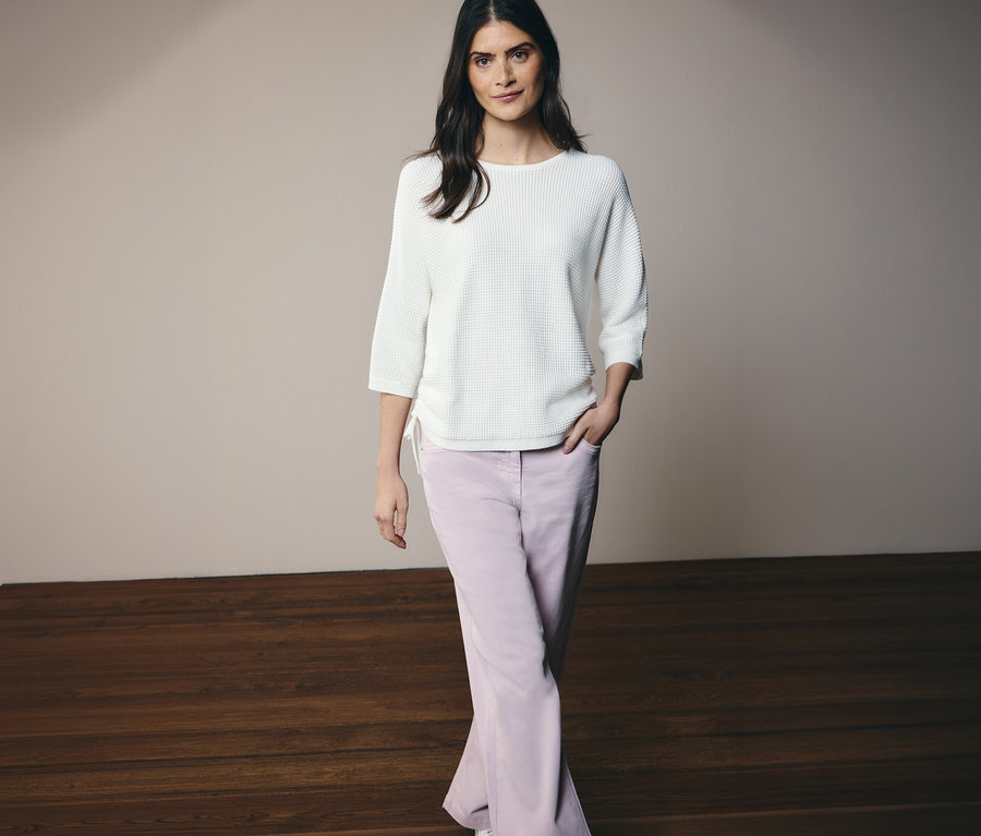 Frau mit CECIL Feinstrickpullover und CECIL Jeans »Neele« posiert vor der Kamera.