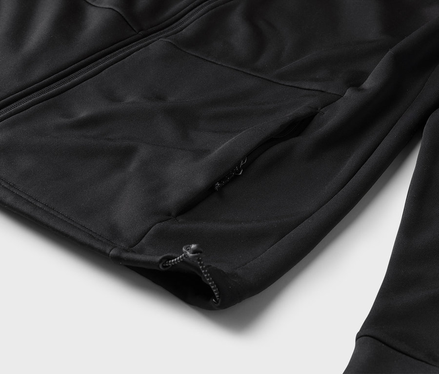Nahaufnahme einer schwarzen Trainingsjacke mit Reißverschluss und einer Reißverschlusstasche am Ärmel.
