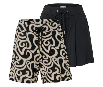 Zwei kurze Hosen sind zu sehen, eine mit einem beigen Wirbelmuster auf schwarzem Grund und eine schwarze Hose mit Kordelzug.