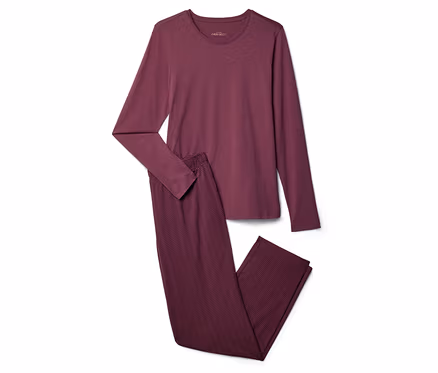 Burgunderfarbenes Pyjama-Set, bestehend aus einem langärmligen Oberteil und einer Hose mit Zickzackmuster, auf einem weißen Hintergrund.