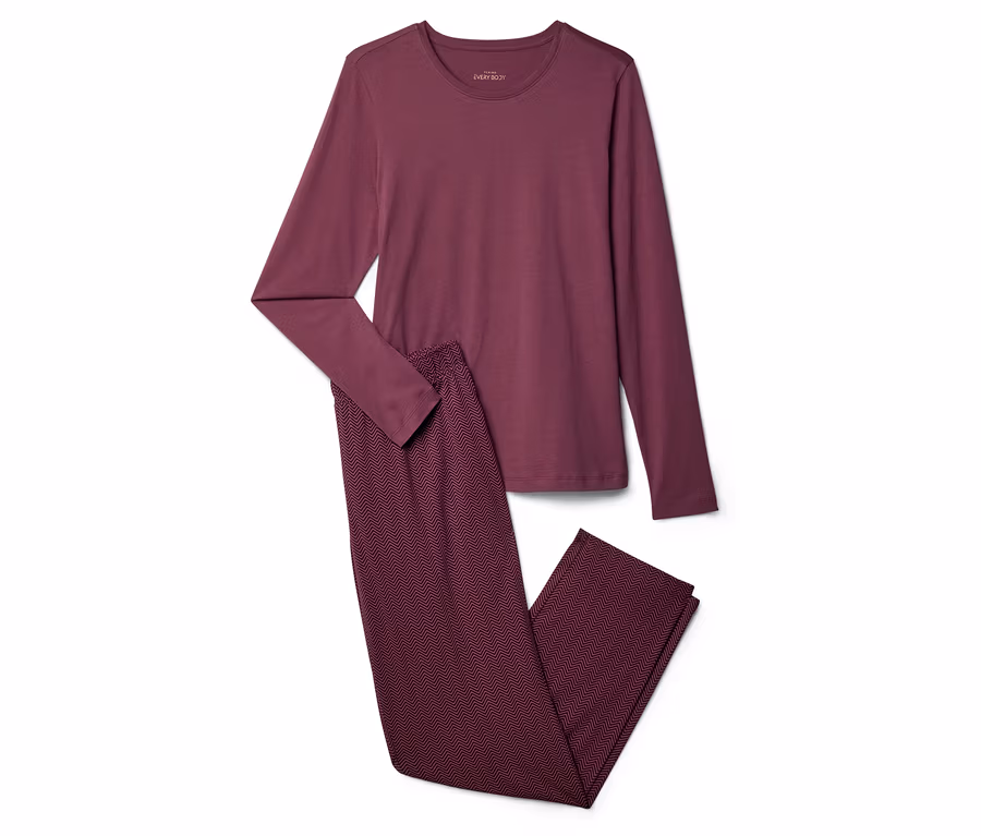 Burgunderfarbenes Pyjama-Set, bestehend aus einem langärmligen Oberteil und einer Hose mit Zickzackmuster, auf einem weißen Hintergrund.