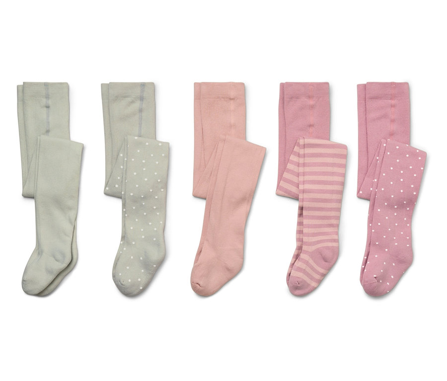 Fünf Paar Kinderstrumpfhosen in Grün, Rosa und Pink mit Streifen- und Punktmustern liegen aufgereiht auf weißem Grund.