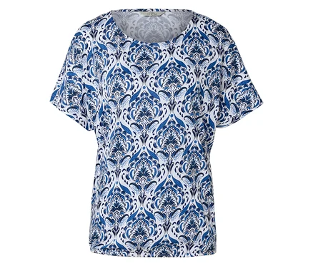 Ein weißes T-Shirt mit blauem Muster.