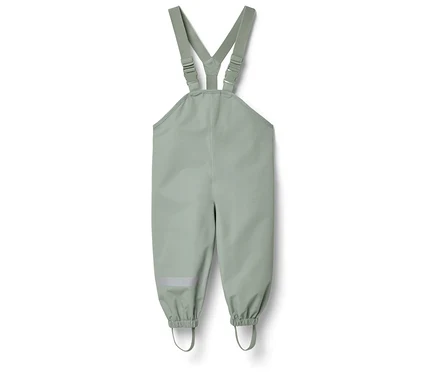 Hellgrüne Matschhose mit Hosenträgern liegt auf einem weißen Hintergrund.
