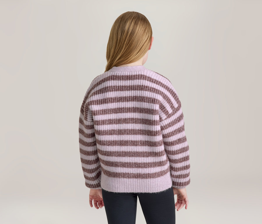 Rücken einer Person mit langen hellbraunen Haaren, die einen hellvioletten und braun gestreiften Pullover und eine schwarze Hose trägt.