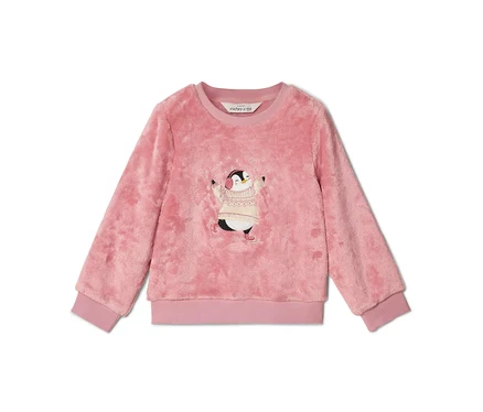 Rosa Plüschpullover mit Rundhalsausschnitt und Rippbündchen. Er zeigt ein gesticktes Pinguin-Design mit cremefarbenem Strickpullover und rosa Ohrenschützern, umgeben von Schneeflocken.